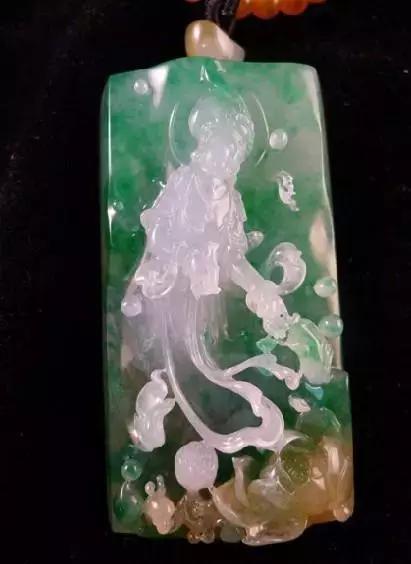 100塊的地攤廢料,逆轉成為了拍賣360萬的傳奇翡翠佳作!