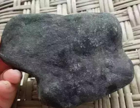 100塊的地攤廢料,逆轉成為了拍賣360萬的傳奇翡翠佳作!