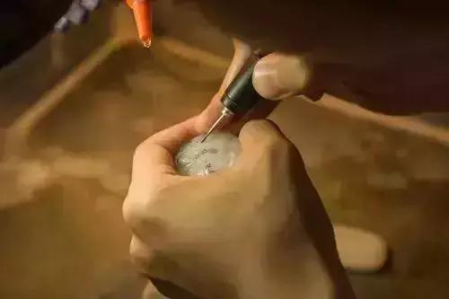 100塊的地攤廢料,逆轉成為了拍賣360萬的傳奇翡翠佳作!