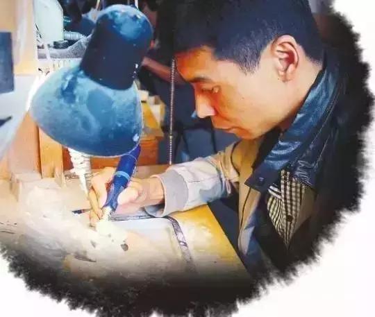 100塊的地攤廢料,逆轉成為了拍賣360萬的傳奇翡翠佳作!