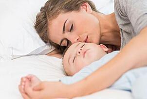 孩子“抱著就睡放下就醒”，如何糾正？ 不糾正影響孩子身體健康