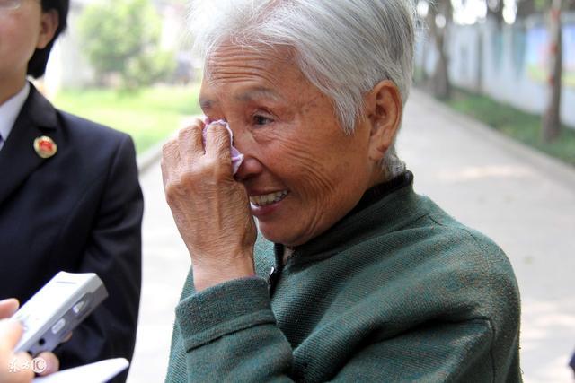 兒女逢年過節給母親燒紙錢,二十年後“姐姐”帶著母親出現
