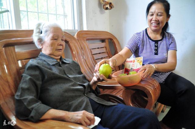 兒女逢年過節給母親燒紙錢，二十年後“姐姐”帶著母親出現