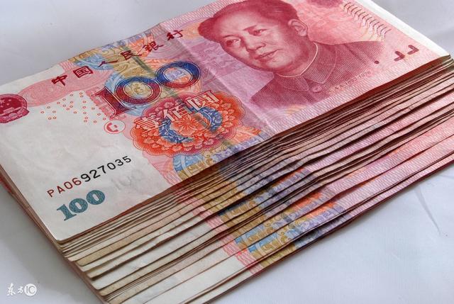 兒女逢年過節給母親燒紙錢,二十年後“姐姐”帶著母親出現