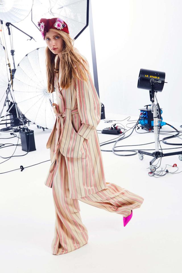 Emanuel Ungaro 2018早春系列：斑馬條紋、艷麗花朵的自由組合