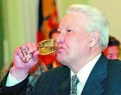 俄羅斯：喝酒中的丈夫，神聖不可侵犯！