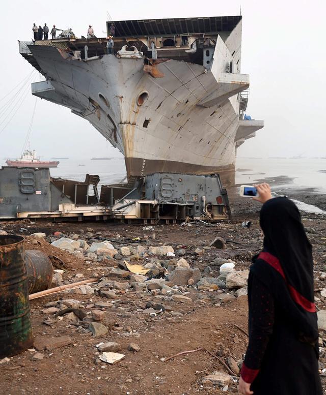 美國白送印度大航母，印度不要硬自造，今看到美拆船氣哭心裡悔