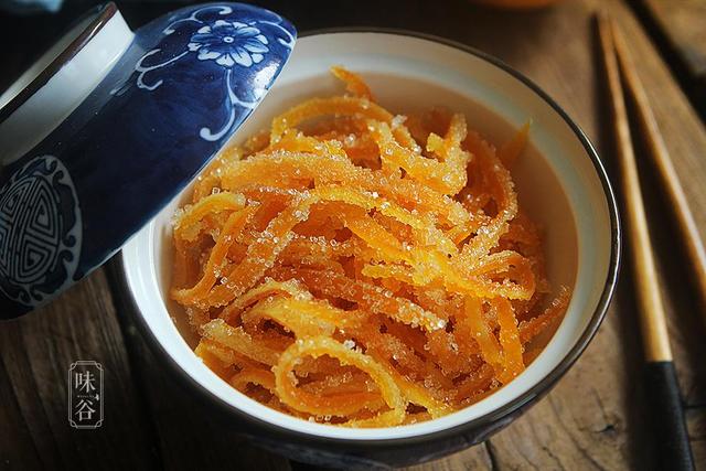吃完橙子別丟了橙皮,教你一個方法讓它瞬間變成美味零食!