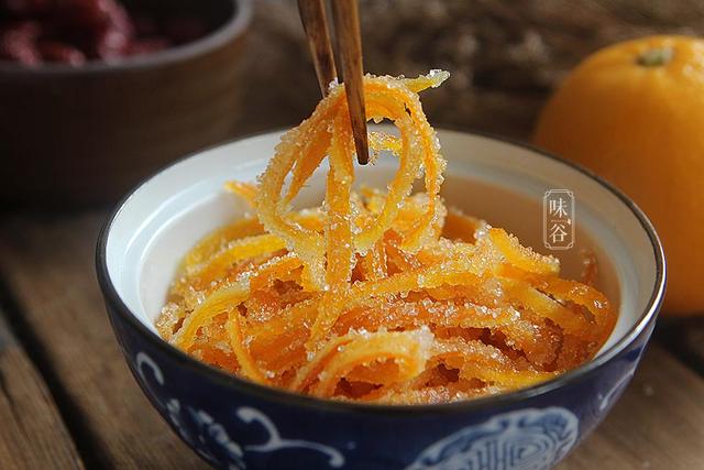 吃完橙子別丟了橙皮,教你一個方法讓它瞬間變成美味零食!