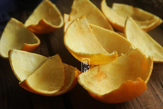 吃完橙子別丟了橙皮，教你一個方法讓它瞬間變成美味零食！