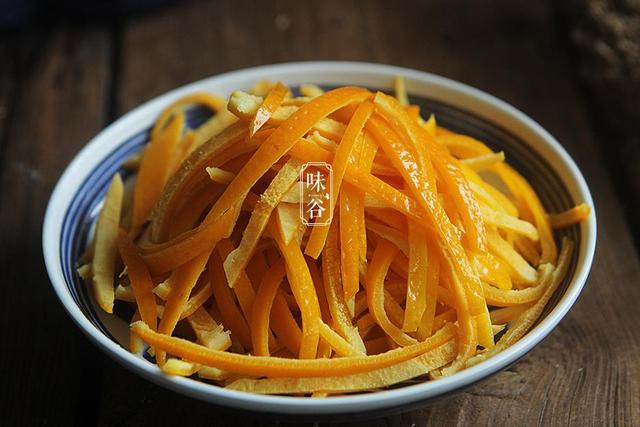吃完橙子別丟了橙皮,教你一個方法讓它瞬間變成美味零食!