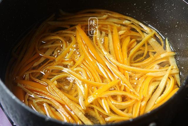 吃完橙子別丟了橙皮,教你一個方法讓它瞬間變成美味零食!