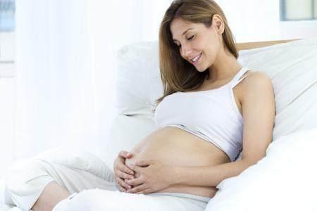 胎兒在媽媽肚子都在幹嘛？ 寶寶很忙，做的事情真讓人驚奇！