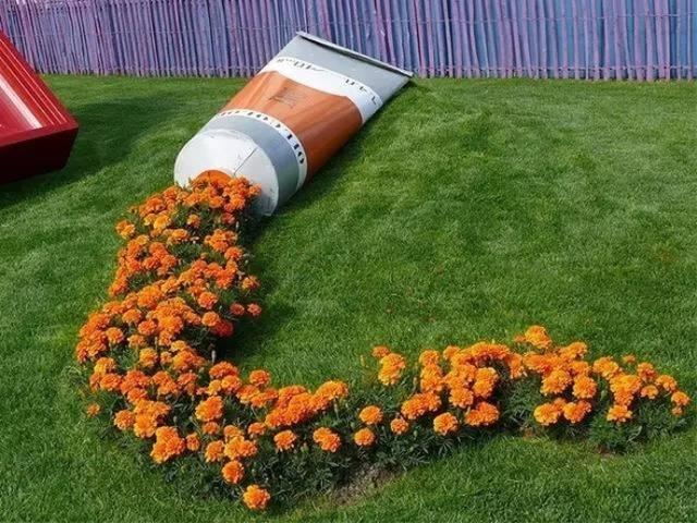 熊孩子打翻了家裡的花盆,沒想到一段時間沒管,鮮花都流了一地!