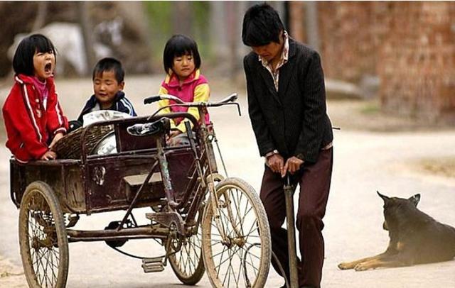 窮小子娶不上媳婦,帶母親進城看病遇一老頭,兩年後媒人踏破門檻