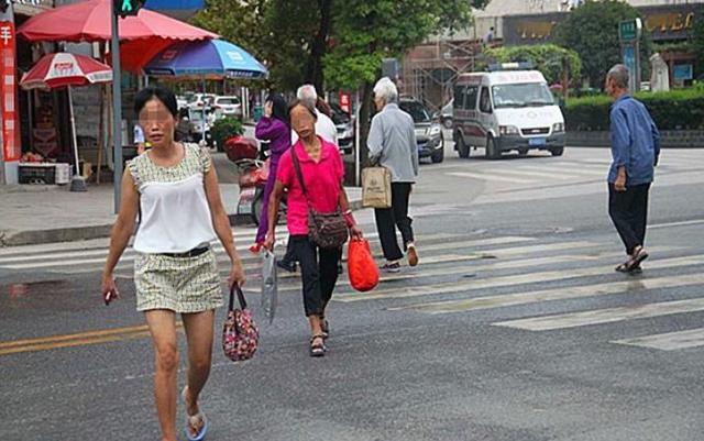 窮小子娶不上媳婦，帶母親進城看病遇一老頭，兩年後媒人踏破門檻