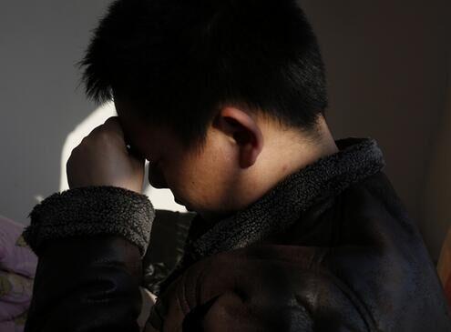 哥哥找弟弟借錢,弟弟不借還拿堆垃圾羞辱,回到家,一扔垃圾傻了