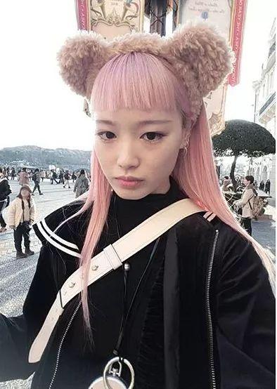 曾被嘲“醜”的95後亞裔超模少女,靠一頭櫻花粉長發時尚寵愛度爆表! 她還曾為學業拒絕當模特……