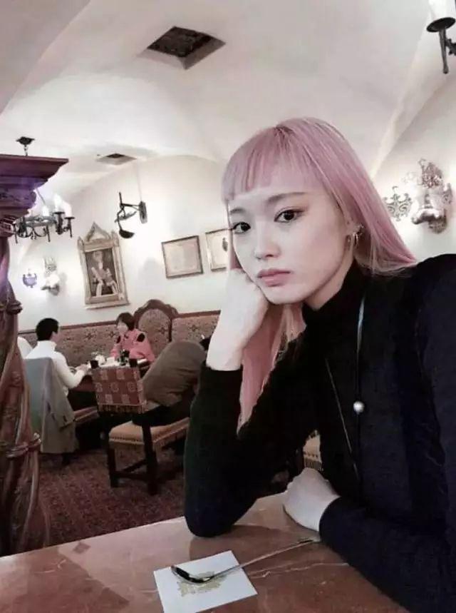 曾被嘲“醜”的95後亞裔超模少女,靠一頭櫻花粉長發時尚寵愛度爆表! 她還曾為學業拒絕當模特……