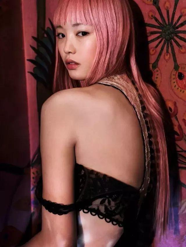 曾被嘲“醜”的95後亞裔超模少女,靠一頭櫻花粉長發時尚寵愛度爆表! 她還曾為學業拒絕當模特……