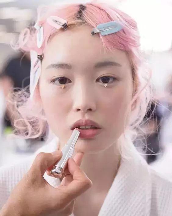 曾被嘲“醜”的95後亞裔超模少女,靠一頭櫻花粉長發時尚寵愛度爆表! 她還曾為學業拒絕當模特……