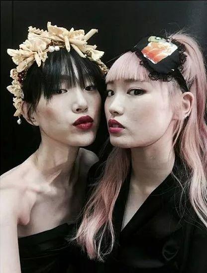 曾被嘲“醜”的95後亞裔超模少女,靠一頭櫻花粉長發時尚寵愛度爆表! 她還曾為學業拒絕當模特……