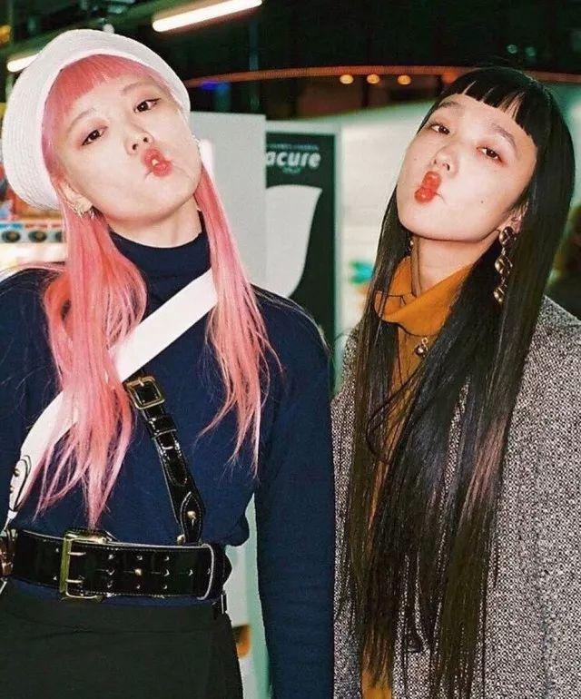 曾被嘲“醜”的95後亞裔超模少女,靠一頭櫻花粉長發時尚寵愛度爆表! 她還曾為學業拒絕當模特……