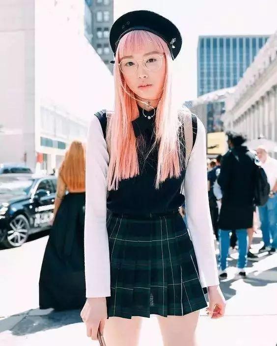 曾被嘲“醜”的95後亞裔超模少女,靠一頭櫻花粉長發時尚寵愛度爆表! 她還曾為學業拒絕當模特……