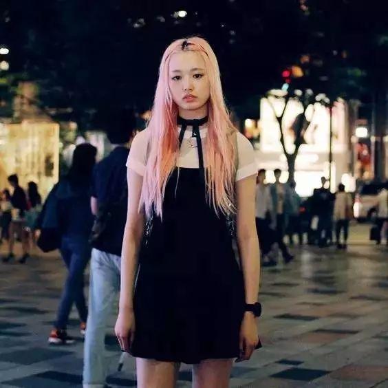 曾被嘲“醜”的95後亞裔超模少女,靠一頭櫻花粉長發時尚寵愛度爆表! 她還曾為學業拒絕當模特……