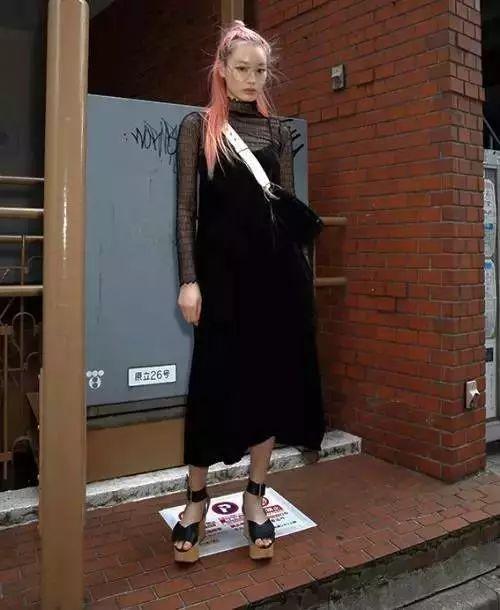 曾被嘲“醜”的95後亞裔超模少女,靠一頭櫻花粉長發時尚寵愛度爆表! 她還曾為學業拒絕當模特……