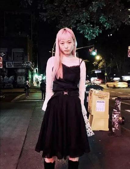 曾被嘲“醜”的95後亞裔超模少女,靠一頭櫻花粉長發時尚寵愛度爆表! 她還曾為學業拒絕當模特……