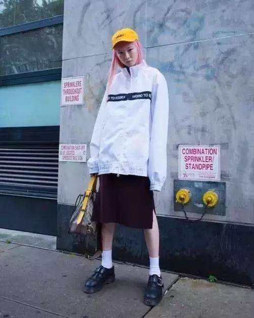 曾被嘲“醜”的95後亞裔超模少女,靠一頭櫻花粉長發時尚寵愛度爆表! 她還曾為學業拒絕當模特……