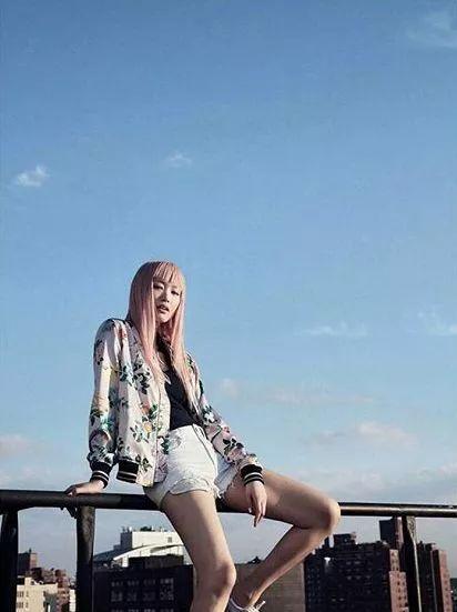 曾被嘲“醜”的95後亞裔超模少女,靠一頭櫻花粉長發時尚寵愛度爆表! 她還曾為學業拒絕當模特……