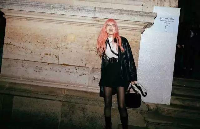 曾被嘲“醜”的95後亞裔超模少女,靠一頭櫻花粉長發時尚寵愛度爆表! 她還曾為學業拒絕當模特……