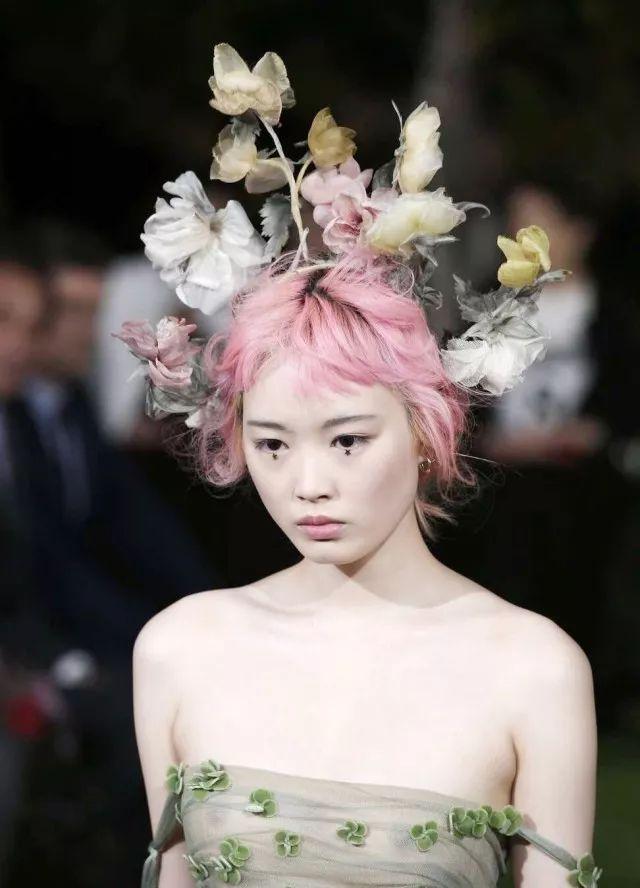 曾被嘲“醜”的95後亞裔超模少女,靠一頭櫻花粉長發時尚寵愛度爆表! 她還曾為學業拒絕當模特……