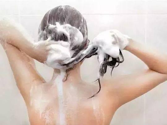 洗頭前做這三件事，頭髮柔順又迷人，還省洗髮水！