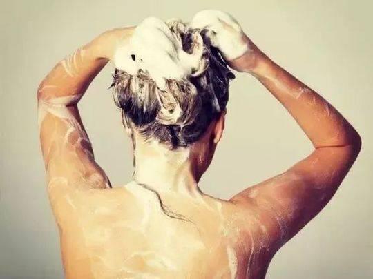 洗頭前做這三件事，頭髮柔順又迷人，還省洗髮水！