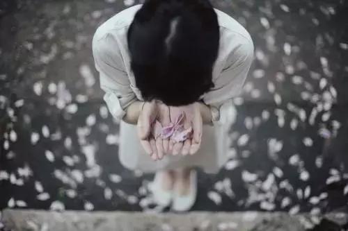 說好了不愛了，卻還是不禁流了淚