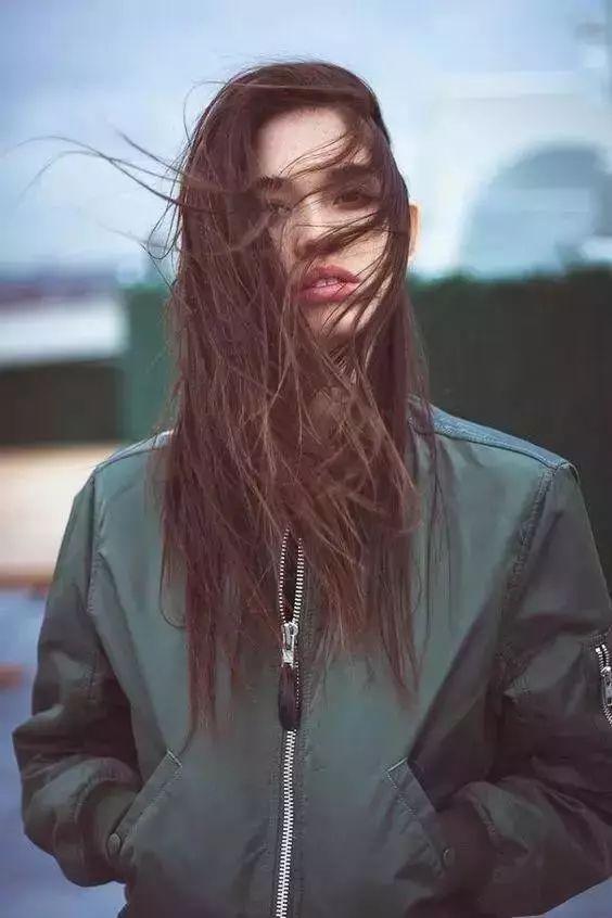 喜歡逛街的女孩,穿上這2款外套,時尚度甩別人一條街