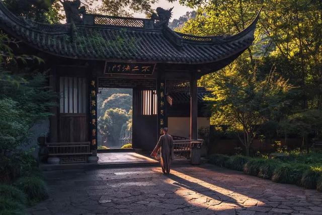 人的優雅關鍵在於控制自己情緒，用嘴傷害人，是最愚蠢的一種行為