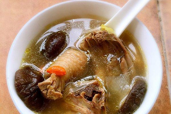 小雞燉蘑菇家常版超詳細做法,肉鮮湯濃,怎麼吃都吃不夠。