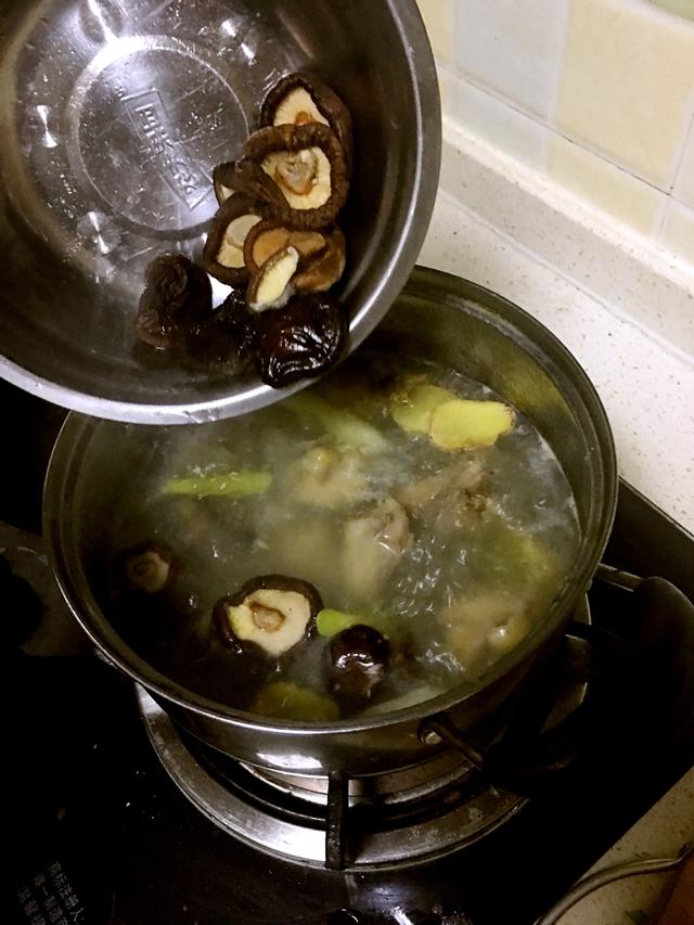 小雞燉蘑菇家常版超詳細做法,肉鮮湯濃,怎麼吃都吃不夠。