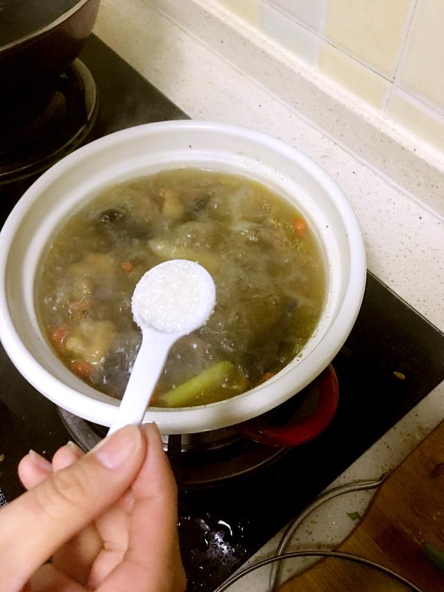小雞燉蘑菇家常版超詳細做法,肉鮮湯濃,怎麼吃都吃不夠。