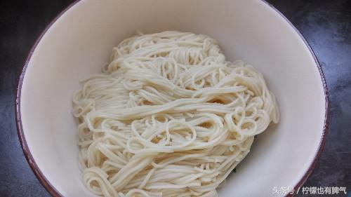 酷似油潑面的一款快手面!