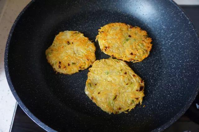 金黃酥脆又綿軟的薯餅，7步搞定超美味！