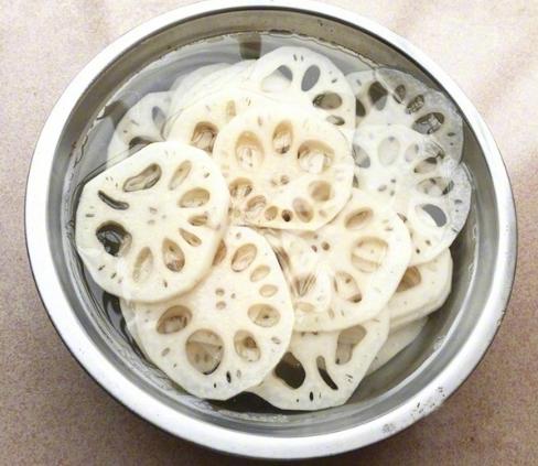 香辣涼拌藕片的做法，炎熱的夏天要來了，做道酸辣可口的涼拌菜