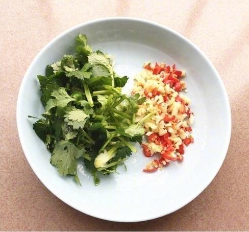 香辣涼拌藕片的做法，炎熱的夏天要來了，做道酸辣可口的涼拌菜