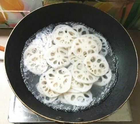 香辣涼拌藕片的做法，炎熱的夏天要來了，做道酸辣可口的涼拌菜