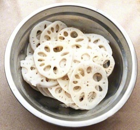 香辣涼拌藕片的做法，炎熱的夏天要來了，做道酸辣可口的涼拌菜