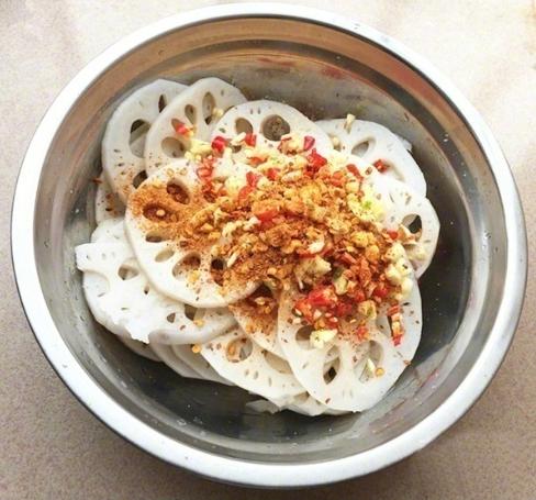 香辣涼拌藕片的做法，炎熱的夏天要來了，做道酸辣可口的涼拌菜